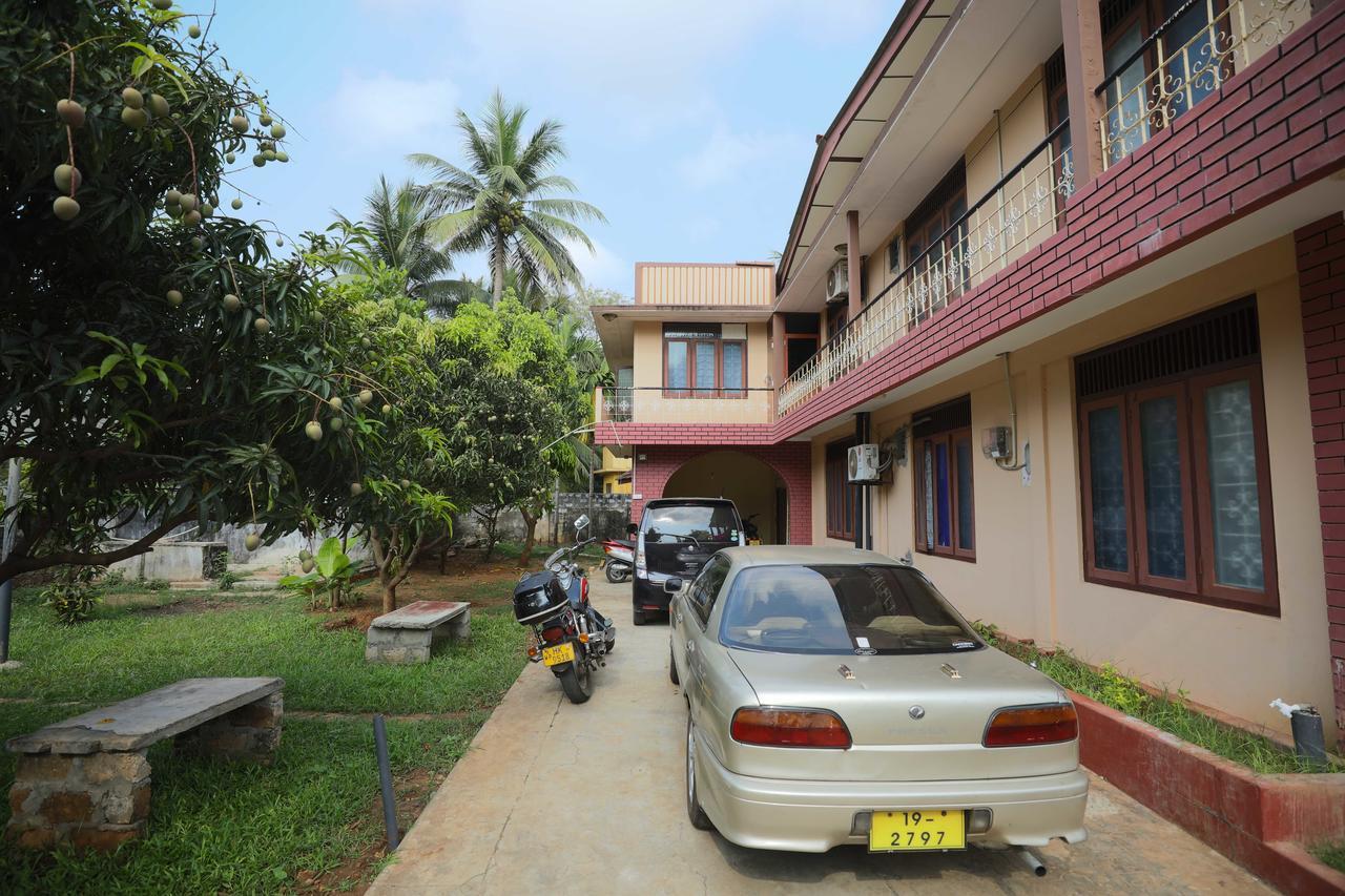 Tony'S Garden House Back Packers Inn จาฟนา ภายนอก รูปภาพ
